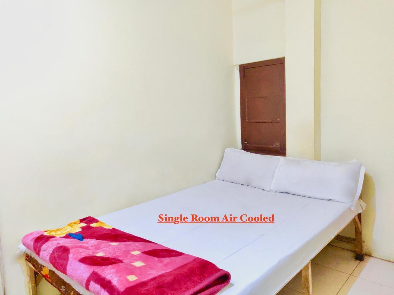 Roop Guest House Lucknow Bagian luar foto